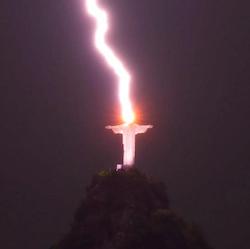 Удар молнии в статую Христа в бразильском Рио 