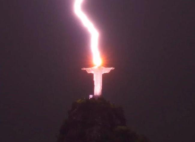 Удар молнии в статую Христа в бразильском Рио 