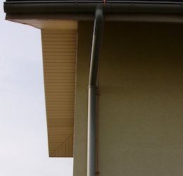 Прокладка проводника по фасаду, крепеж с помощью медных держателей с накладкой и фланцем
