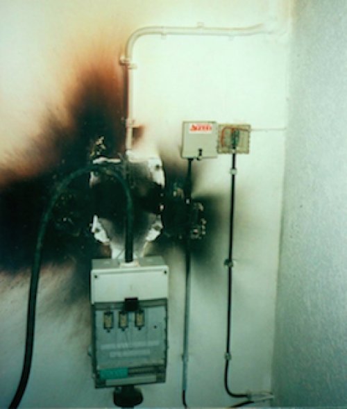 Разрушение вводного щита электроустановки от удара молнии - рис. 1